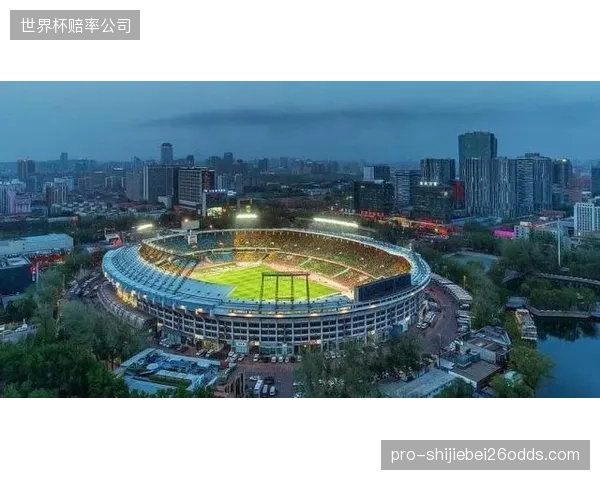 约旦队需适应洛杉矶SoFi体育场独特的半开放结构，太平洋海风可能干扰长传球的飞行轨迹。